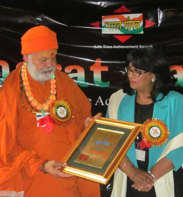 višvaguru Mahéšvaránanda přebírá cenu Bharat Gaurav 
